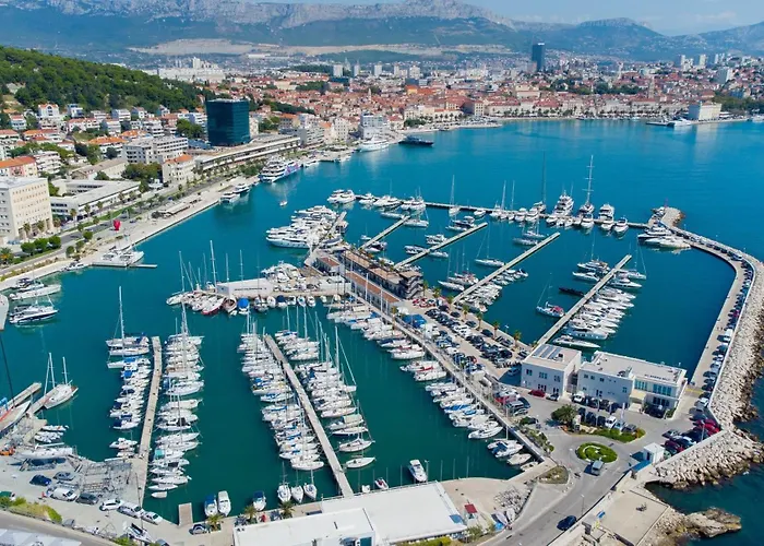 Διαμέρισμα With Garden Ana